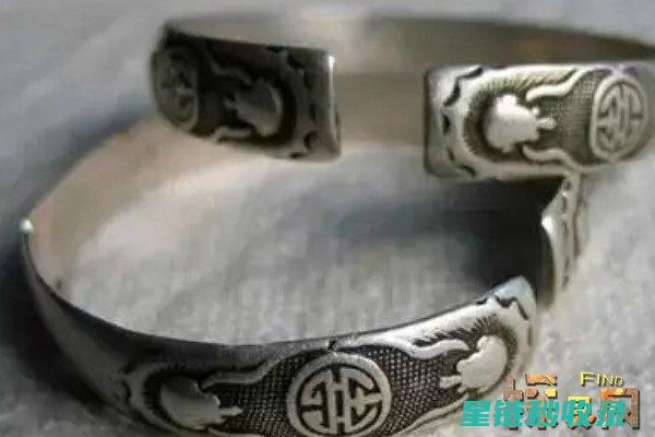 银饰变脏？这些清洁步骤你必须掌握 (银饰变脏用什么清洗)